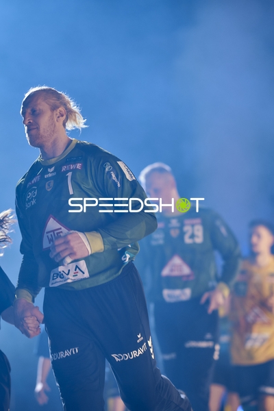 Einlauf der Spieler auf das Spielfeld