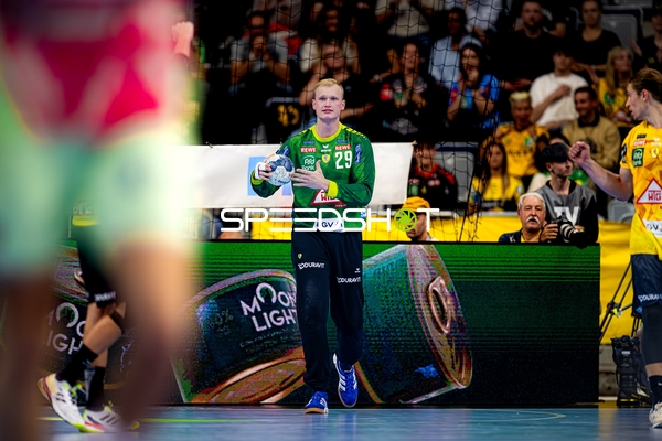 Torwart David Späth (29; Rhein Neckar Löwen) hält Ball