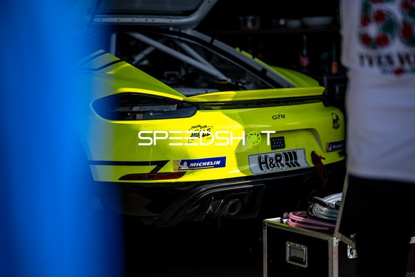 Rennfahrzeug in der Boxengasse