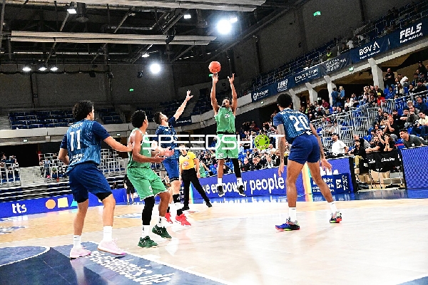 Direktes Duell um den Ball