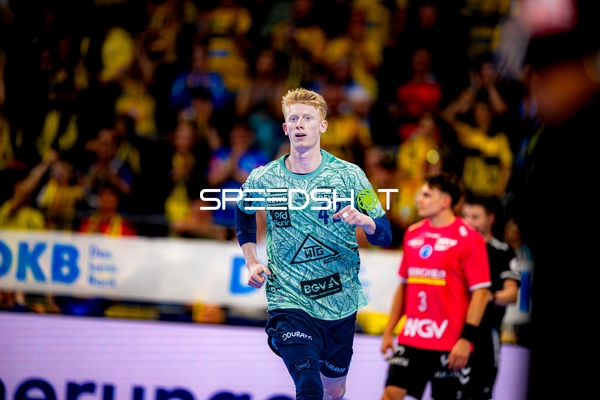 Spieler läuft auf dem Feld