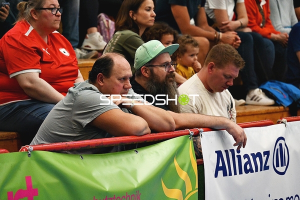 Zuschauer verfolgen das Spiel