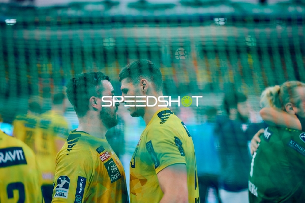 Spieler im Gespräch oder Austausch auf dem Spielfeld