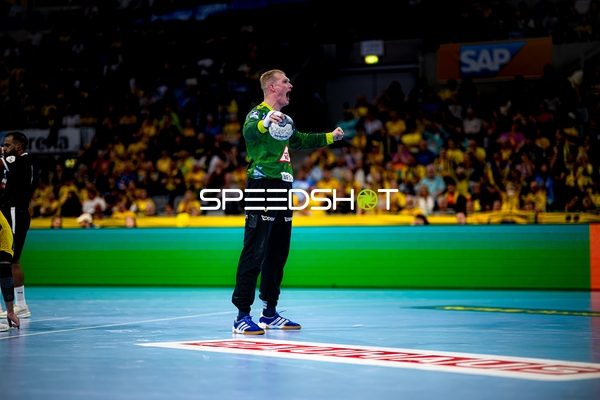 Torwart David Späth (29; Rhein Neckar Löwen) hält den Ball