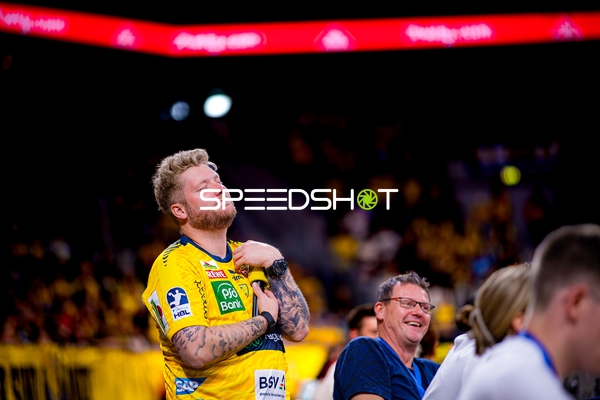 Kevin Gerwin (49; Rhein Neckar Löwen) positioniert sich