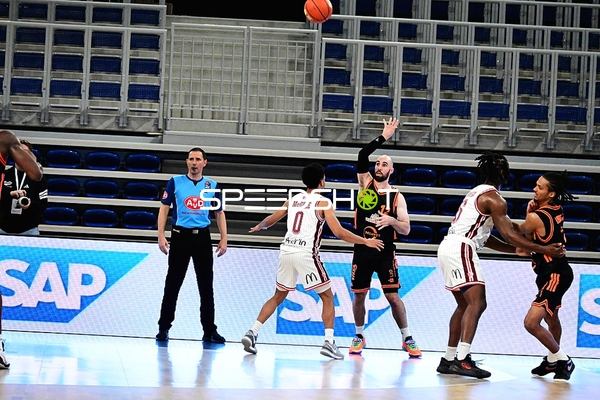 Tommy Kuhse (12; Rasta Vechta) wirft auf Korb