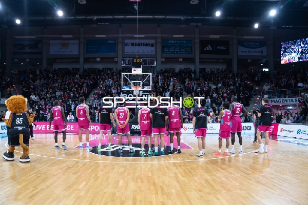 Spieler von Telekom Baskets Bonn in Aufstellung vor der Block Süd