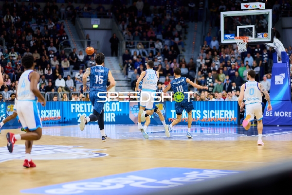 Spielaktion mit Marcel Keßen (15; MLP Academics Heidelberg) und Ryan Hawkins (33; Frankfurt Skyliners)