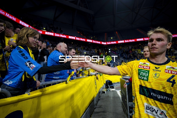 Mathias Larson (4; Rhein Neckar Löwen) und David Späth (29; Rhein Neckar Löwen) begrüßen Fans
