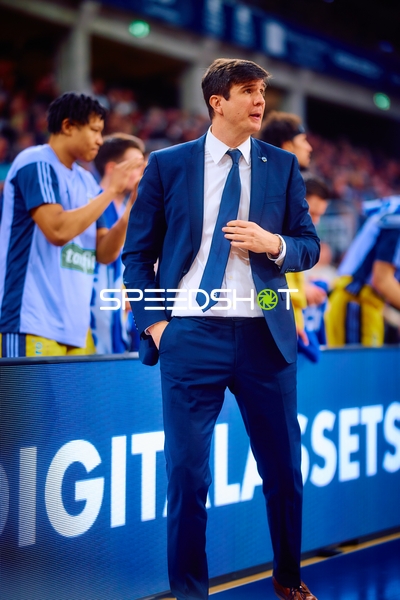 Trainer von Alba Berlin beobachtet das Spiel
