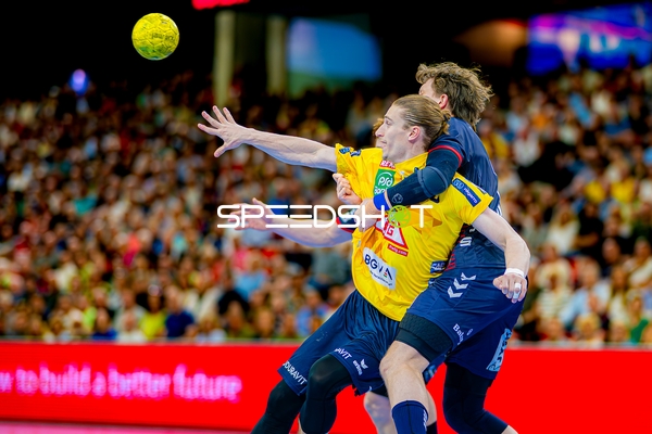 Blockaktion Juri Knorr (10;Rhein Neckar Löwen) gegen SG Flensburg Handewitt