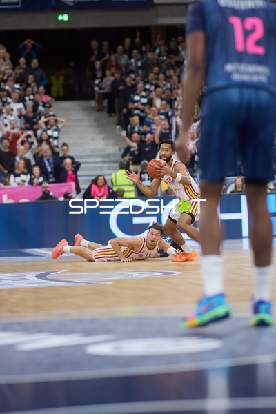 Spielszene mit 10; Legia Warszawa und Ben Shungu (11; Legia Warszawa)