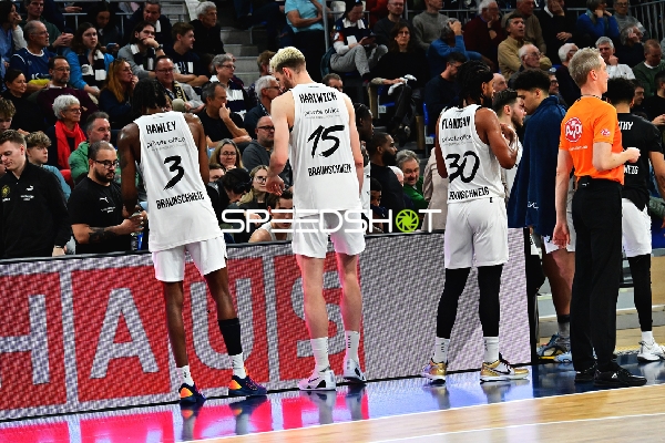 Szene mit Josh Hawley (3; Basketball Löwen Braunschweig) und Teamkollegen