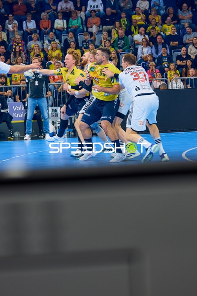 Kampf um den Ball im Handballspiel