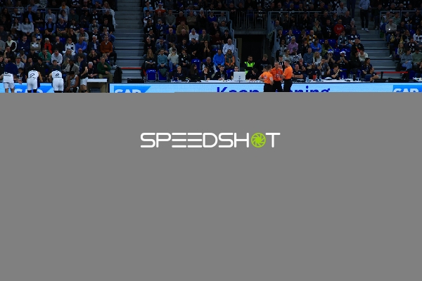 Weitwinkel-Aufnahme der Arena mit Publikum