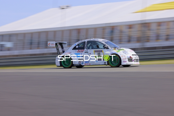 Rennfahrzeug mit Startnummer 13 auf der Rennstrecke