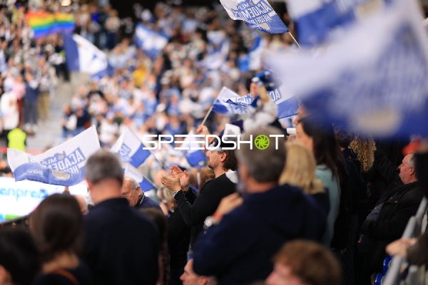 Fan-Szene mit Fahnen im SNP-Dome