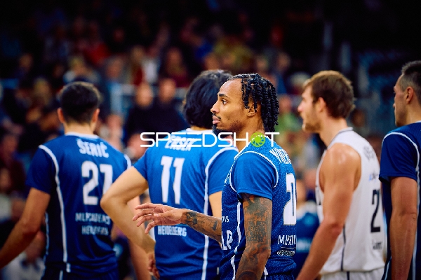 Spieler von MLP Academics Heidelberg stehen gemeinsam auf dem Spielfeld.