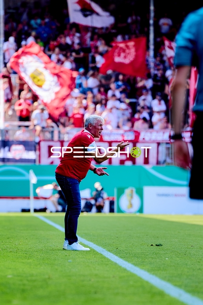 Trainer Olaf Janssen (Chef-Trainer; SV Sandhausen) an der Seitenlinie