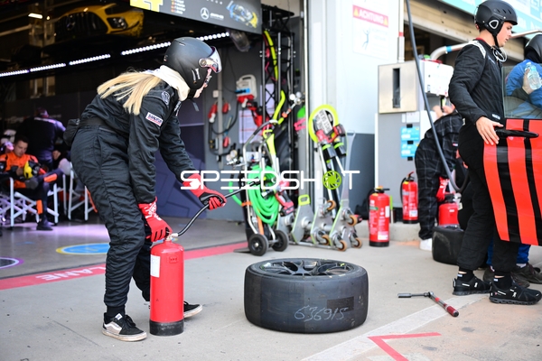 Boxengassen-Szene beim 24h Rennen 2025 Nürburgring