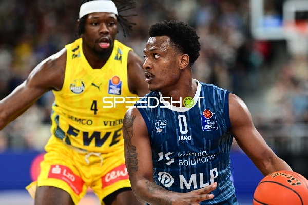 Spielaktion mit Brian Fobbs (4; EWE Baskets Oldenburg) und DJ Horne (0; MLP Academics Heidelberg)