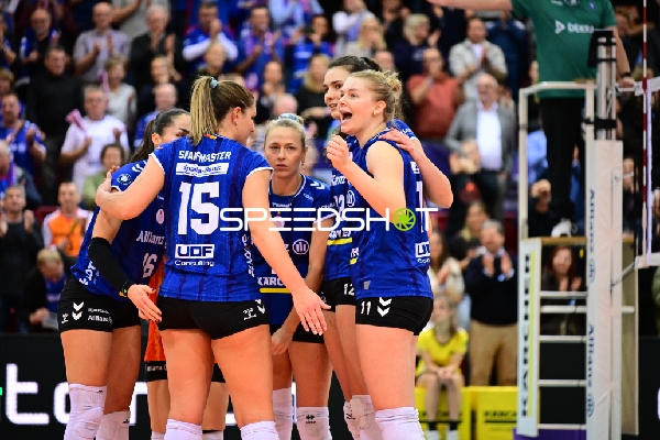 Spielszene mit Pauline Martin (11; Allianz MTV Stuttgart) und Antonia Stautz (6; Allianz MTV Stuttgart)