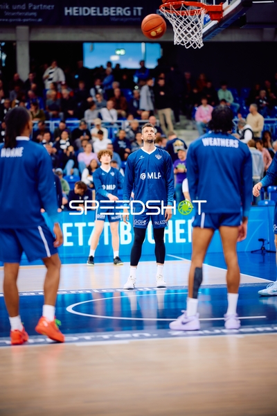 Spieler wärmen sich vor dem Match auf