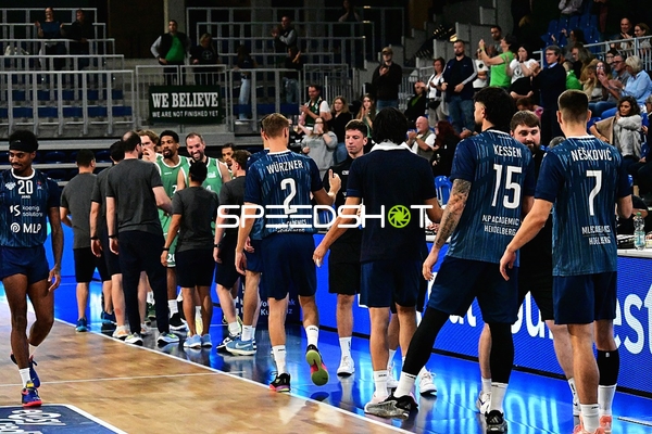 Spieler begrüßen sich nach Spiel