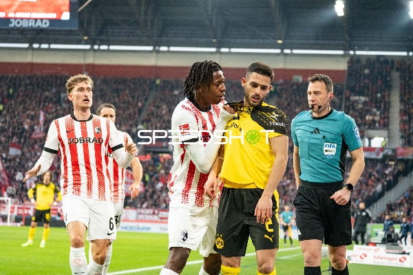 Diskussion neben Schiedsrichter