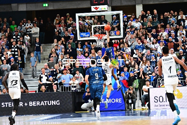 Eric Reed Jr. (43; MLP Academics Heidelberg) mit Wurf zum Korb