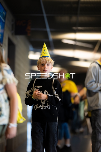 Kind mit Geburtstagsmütze in Halle