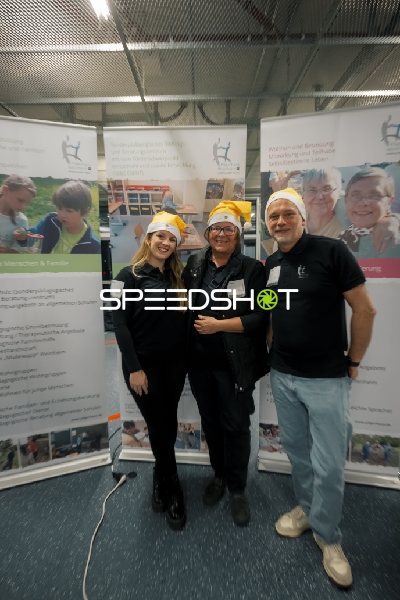 Personen vor Infostand