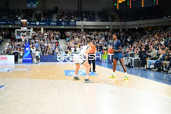 Michael Weathers (20; MLP Academics Heidelberg) mit Ball