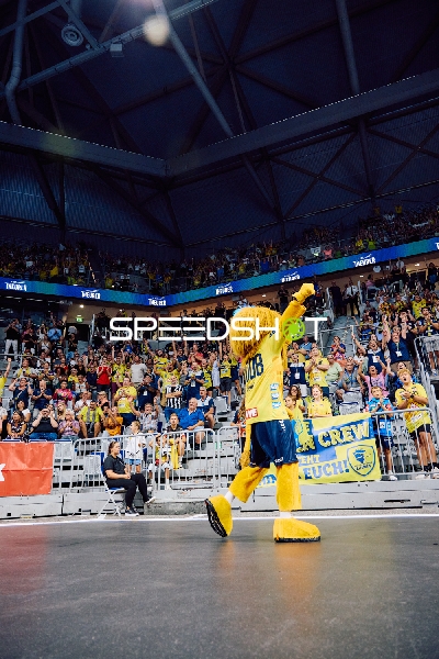 Das Maskottchen der Rhein Neckar Löwen heizt die Menge an.