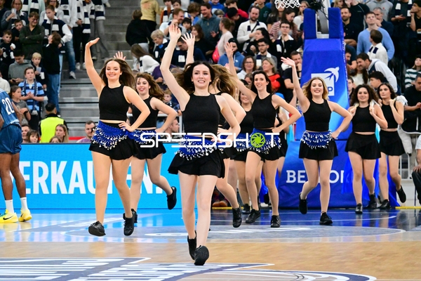 Cheerleader tanzen während Basketballpause