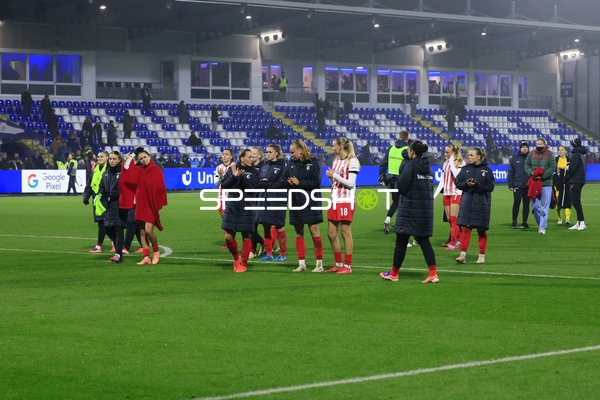 Spielerinnen applaudieren nach Spiel