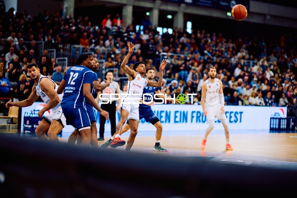 Ein Spieler mit der Nummer 12 sucht nach Möglichkeiten, den Ball zu spielen.