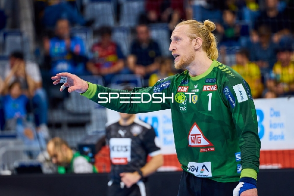 Ein Spieler der Rhein Neckar Löwen gibt Anweisungen während des Spiels.