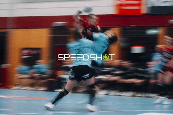 Handball-Szene mit Zweikampf