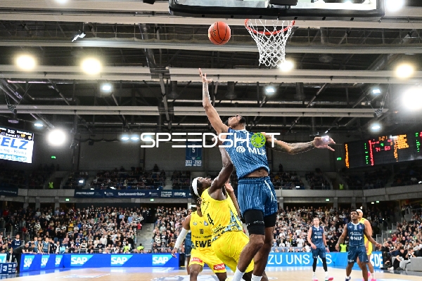 Spielaktion mit Josia Gentischer (4; MLP Academics Heidelberg) und Brian Fobbs (4; EWE Baskets Oldenburg)