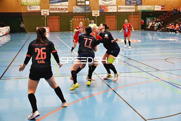 Verteidigung der Spielerin mit Nummer 26 von Mainz 05