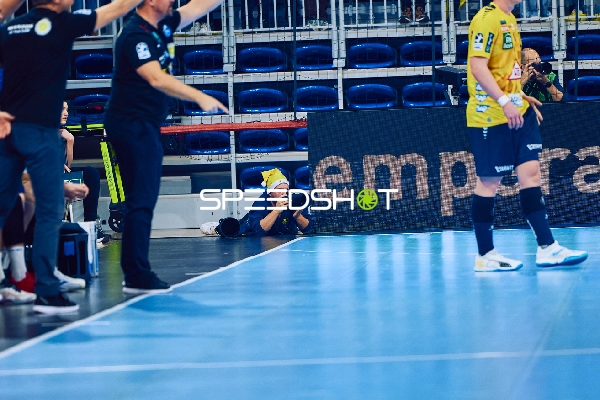 Coach gibt Anweisungen am Spielfeldrand.