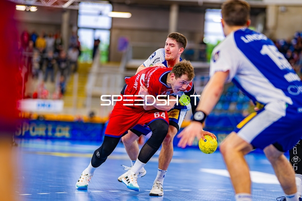 Maximilian Hejny (64, SG BBM Bietigheim) gegen Spieler in weiß-blau