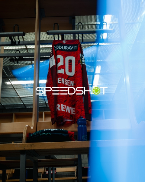 Trikot von Mike Jensen (20; Rhein Neckar Löwen) im Umkleideraum