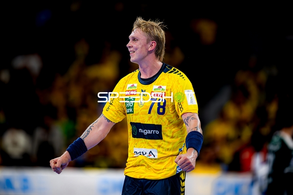 Edwin Aspenbäck (78; Rhein Neckar Löwen) positioniert sich