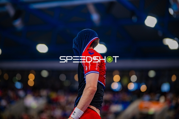 Spieler SG BBM Bietigheim zieht Trikot