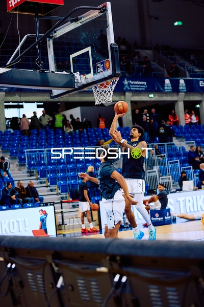 Ein Spieler versucht, den Ball in den Korb zu werfen.