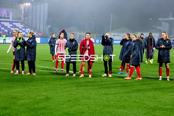 Spielerinnen applaudieren nach Spiel