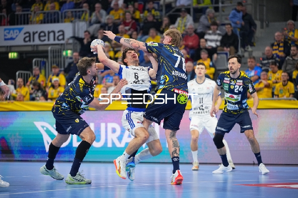 Patrick Groetzki (24; Rhein Neckar Löwen) und Steven Plucnar Jacobsen (9; Rhein Neckar Löwen) verteidigen gegen Nicolaj Jörgensen (11; HSV Hamburg)