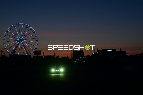 Auto mit Scheinwerfern